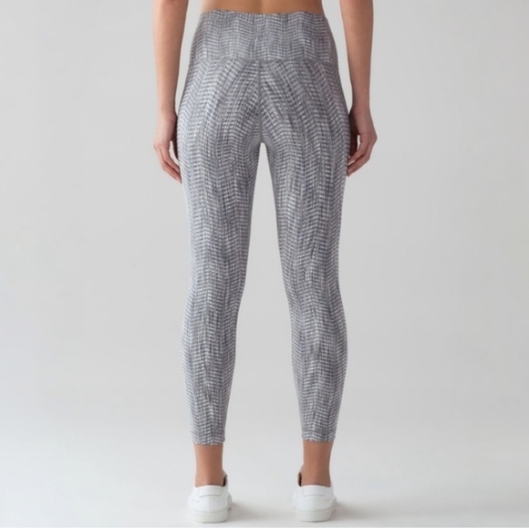 Lululemon • Wunder Under Hi-Rise Tight *Luon Arrow Jacquard 26.5” Size 8 - Picture 1 of 8
